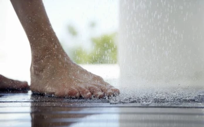 Ποτέ ξυπόλητοι στο μπάνιο και αυτός είναι ο λόγος